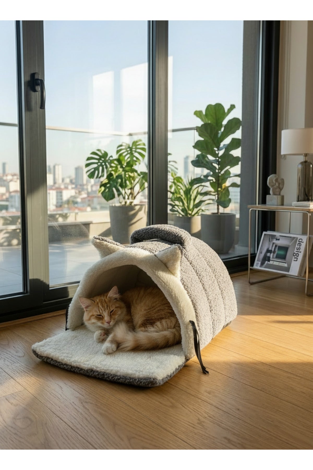 Peluş kedi evi yandan görünüm
